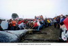 Neah Bay에서 고래를 끌어올리고 있는 사람들 (May 17, 1999).