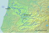 (Umpqua River) <br>Winchester Bay/Reedsport를 떠나 내륙으로 달려 5번 Fwy상의 도시 Sutherlin에 이르는 38번과 138번 도로는 이 강을 따라 나있다. 
				늘 함께 가다 잠시 헤어지기도 하지만 어느 틈엔가 다시 만나고 헤어지기를 반복했다. 하지만 물의 깊이는 갈수록 옅어졌고 Sutherlin에 다가갈 무렵에는 작은 지류만이 남았다.
				<br><br>그래도 좋았다. 강은 너무나 아름다웠다. 이 아름다운 모습을 담아가려고 수없이 카메라를 눌러댔지만, 인간이 만든 기계는 내가 받은 감동을 그대로 담아주지는 못했다. 너무 아쉬웠다.