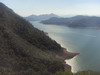 (아름답고 아름다운 Shasta Lake).
				<br>그 규모로는 Lake Tahoe, Salton Sea에 이어 캘리포니아에서 세 번째, 댐을 만들어 형성된 인공호수로는 캘리포니아에서 가장 큰 호수다. 새크라멘토 강에 댐을 건설하여 형성되었다.