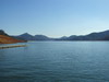 (아름답고 아름다운 Shasta Lake).
				<br>이 넓고 아름다운 호숫가에 너무 아무 것도 없어 오히려 심심할 지경이다. 이 정도로 아름다운 곳이면 주변에는 온갖 모텔과 호텔이 들어서서 성황을 이루어야 하고, 
				부자들의 멋진 별장이 호숫가 좋은 자리에 숨어있듯 들어서 있어야 할 것이며, 식당과 횟집이 즐비하고, 잡상인과 관광객들로 어지럽혀져 있어야 마땅할 것 아닌가?
				정말로 아무 것도 없었다, 인간의 욕심을 위한 그 어떤 흔적도 없다, 그냥 자연 그대로, 원래 있었던 그대로만 있다, 감사하고 감사해라!  