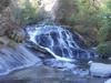 Crystal Creek Fall in whiskeytown Lake.
				<br>위스키타운 호수에 4개의 폭포가 있는데 그 중에 가장 쉽게 접근할 수 있는 곳이다. 주차장에서 0.3마일의 거리. 폭포라고 하기에는 참 그렇다, 그냥 예쁘장한 곳 정도라고 해야겠다.